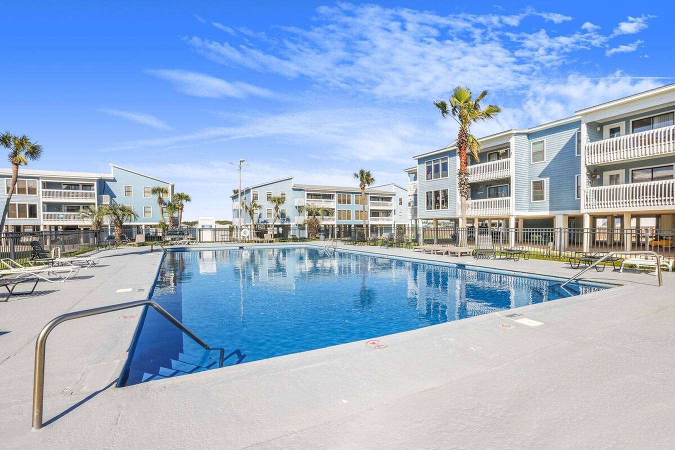 Entire apartment, Sea Oats 102C- Beach view Pool 25 steps to beach in Gulf Shores, Mobile Bay