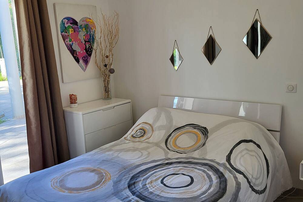Quiet, air-conditioned villa with private pool 5 minutes from sea and mountains. in Morta, Prunelli-di-Fiumorbo
