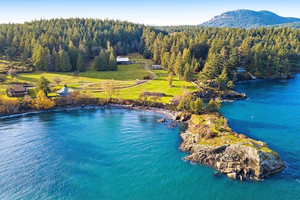 Cottage am Strand in Buoy Bay mit Zugang zum Strand und Bootsanlegestelle in Orcas Island