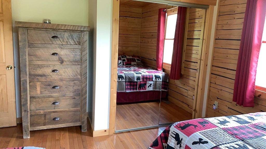 Log Cabin for 5 Guests in Pittsburg (NH), New Hampshire