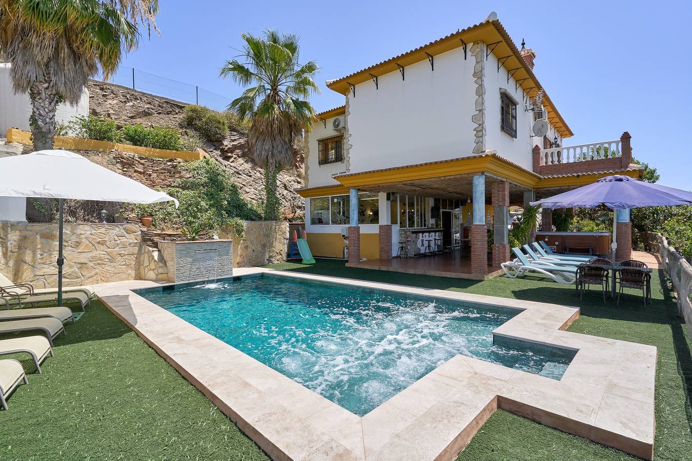 Tranquila casa Cortijo la Encina con piscina, aire acondicionado, Wi-Fi y terrazas in Sayalonga, Provincia de Málaga