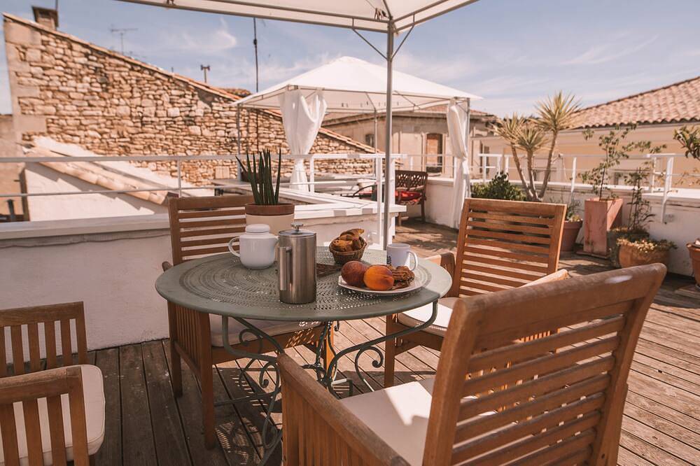Geheel appartement, Large charming apartment in the heart of Nîmes with spectacular rooftop, garage in Nîmes, Nimes en omgeving