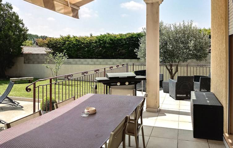 Location de vacances pour 6 personnes, avec terrasse et piscine à Montfrin - 4