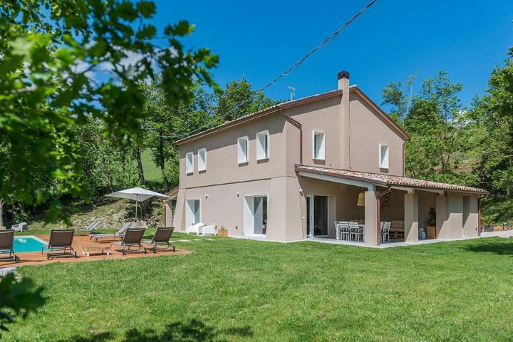 Casa vacanza per 12 persone, con Giardino e Piscina nonché Panorama a Fermignano