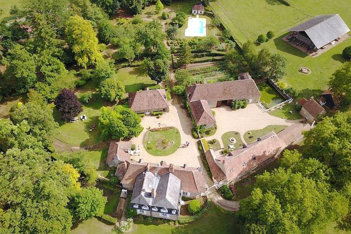 Gîte charmant avec piscine chauffée, tennis et jardin près de Beaumont-sur-Sarthe in Maresché, Sarthe