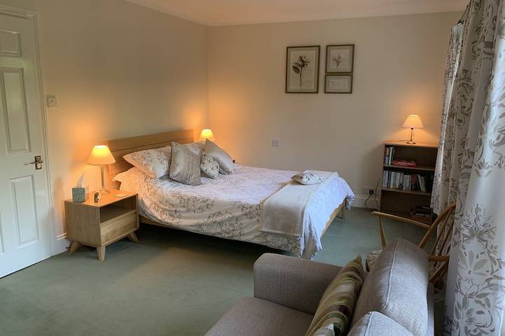 Ganze Wohnung, Luxus-Gartenwohnung in der Nähe von Windsor, London und Heathrow in Thorpe Park, Surrey
