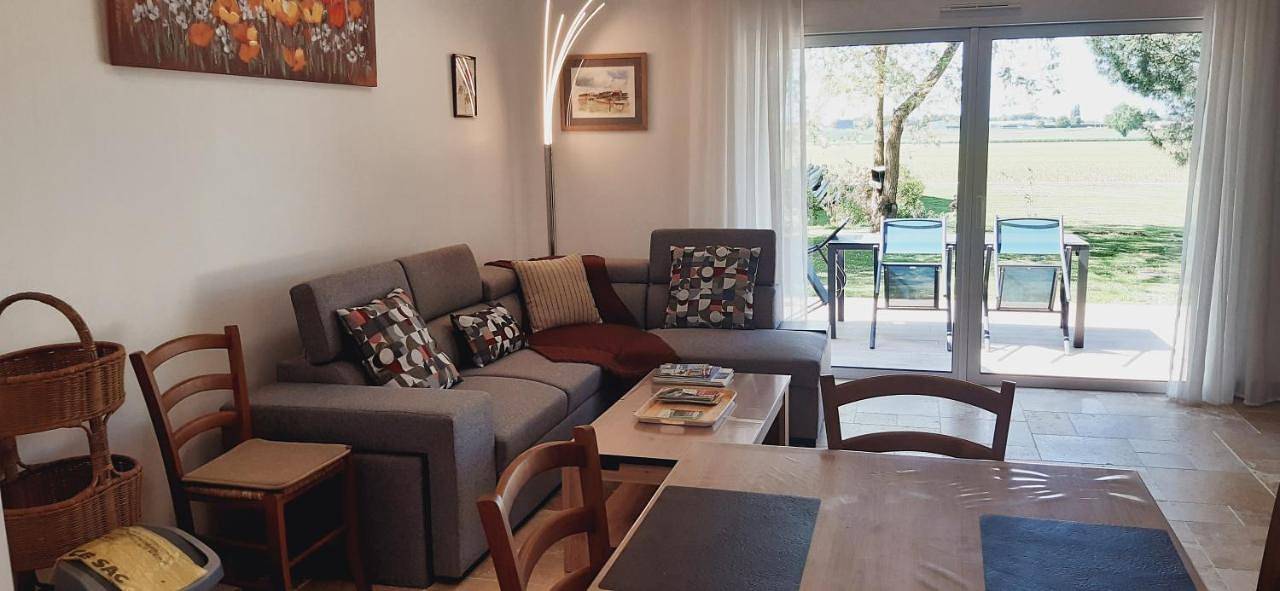 Two-Bedroom House in Saint-Porchaire, Région de Saintes