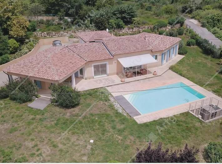 Location de vacances pour 6 personnes, avec terrasse et piscine ainsi que jardin et vue à Moissac-Bellevue