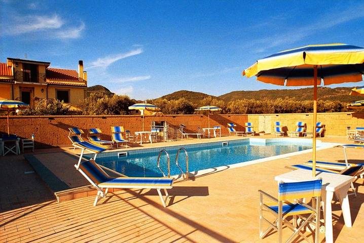 Casa vacanza per 2 persone, con Balcone e Terrazza nonché Giardino e Piscina a Cerveteri