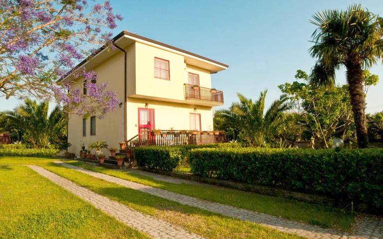 Chambre d’hôte pour 4 personnes, avec piscine ainsi que jardin et vue à Lamezia Terme - 2