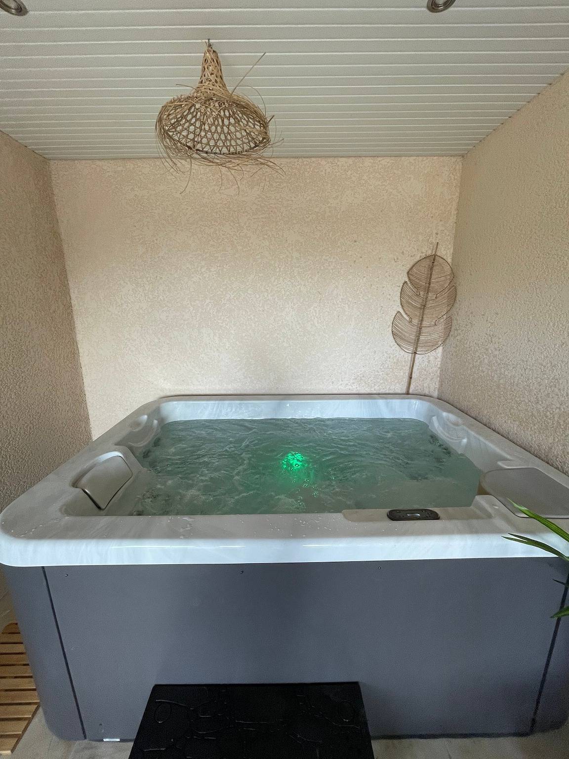 Gîte De La Fontaine mit Whirlpool, nur wenige Schritte vom Dorf entfernt in Septfonds, Quercy