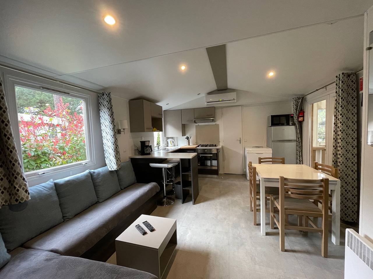 Superb Mobilhome Ba302 - 3 bedrooms Siblu Bonne Anse La Palmyre in Les Mathes, Côte de Beauté