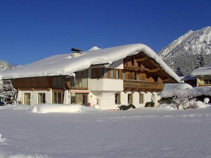 Ferienwohnung für 4 Personen, mit Balkon und Garten sowie Sauna und Ausblick in Grän