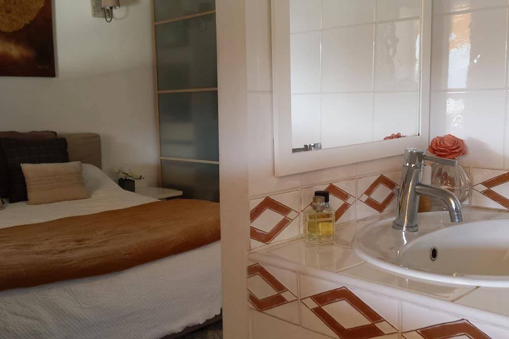 Wunderschöne Luxusvilla mit Spiegelpool. in Albitreccia, Ajaccio und Umgebung