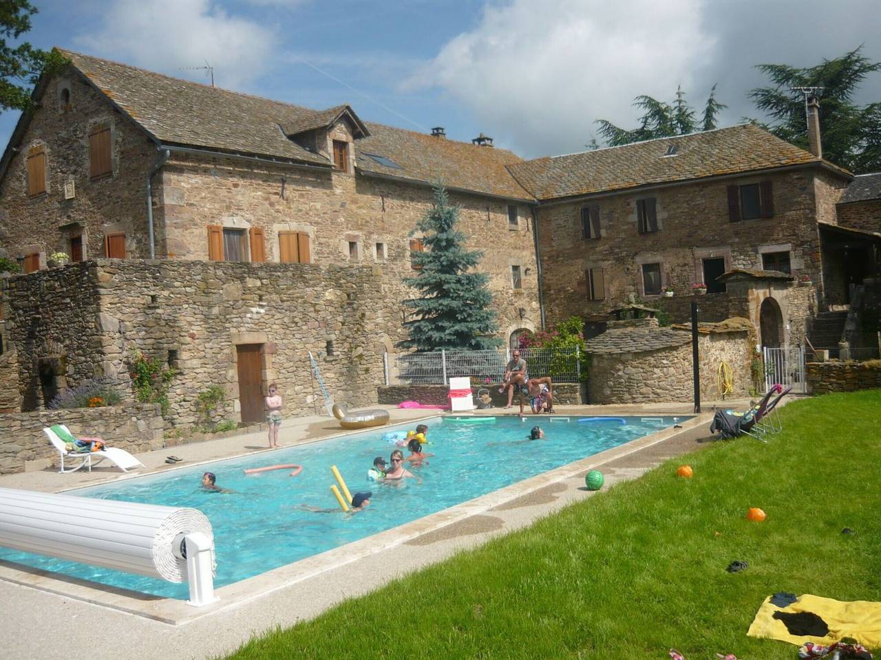 Chambre d’hôtes « La Familiale » avec vue montagne, piscine partagée et Wi-Fi in Castelnau-Pégayrols, Parc naturel régional des Grands Causses