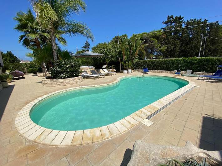 Location de vacances pour 14 personnes, avec piscine ainsi que jardin et jacuzzi à Torre Chianca - 3