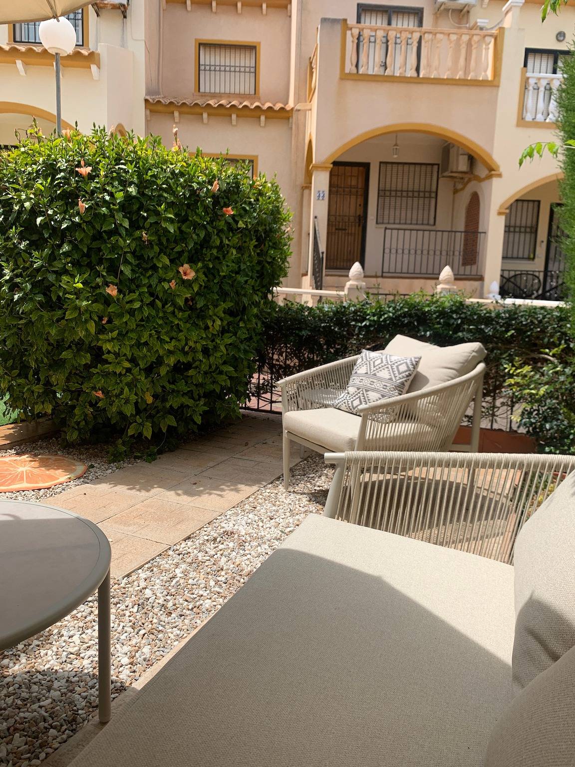 Charming year-round villa featuring a private solarium and an adjacent pool. Perfect for pet owners in Playa Flamenca, Orihuela