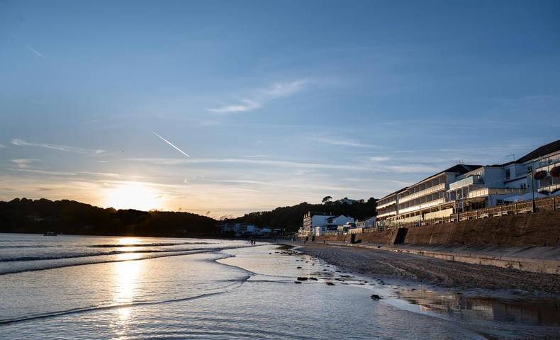 Hotel for 10 people, with Terrace and Hot tub as well as Pool and Sauna in Jersey