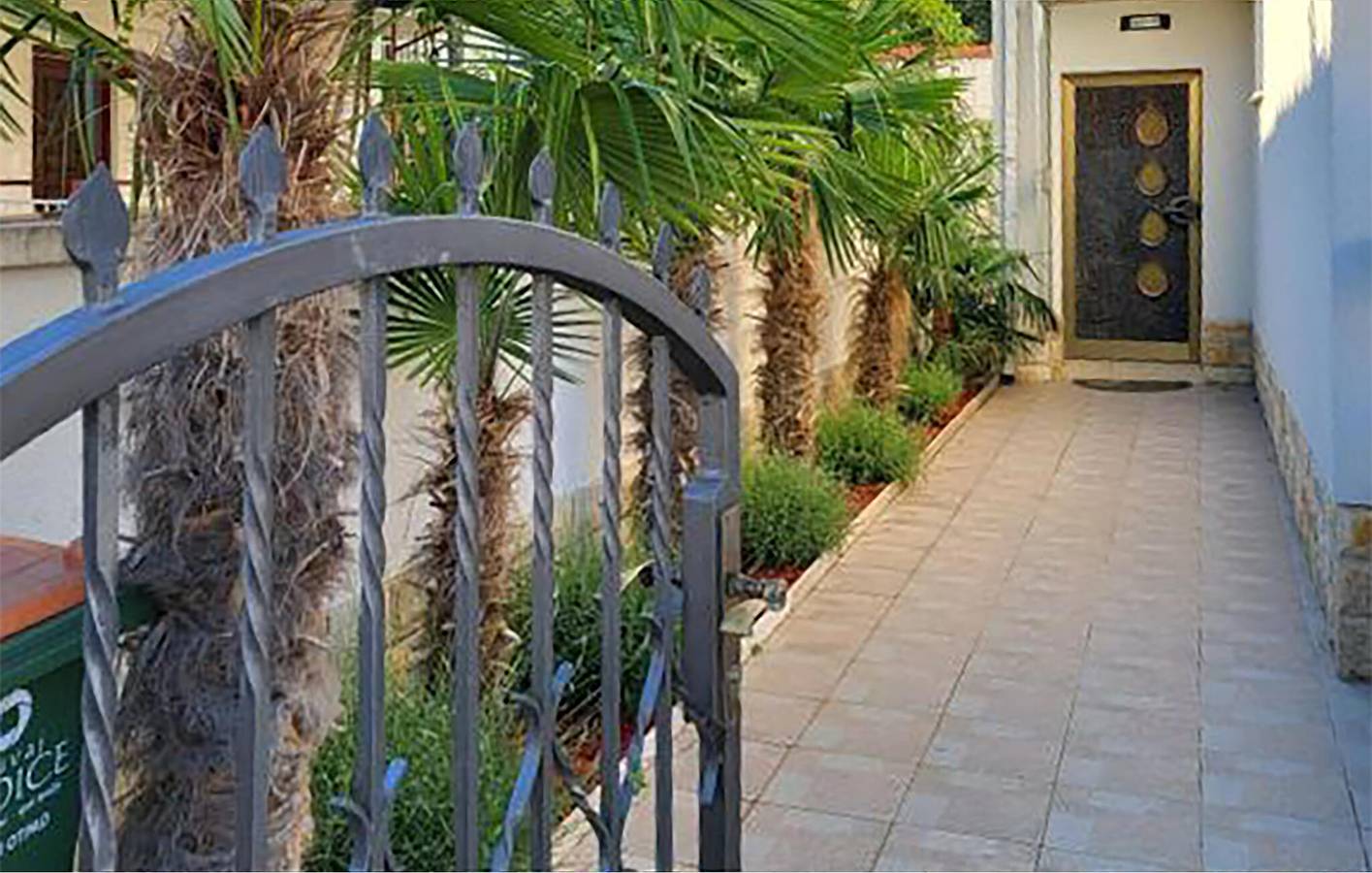 Ganze Ferienwohnung, Geräumige 1-Zimmer-Wohnung mit Terrasse, 500 m vom Strand entfernt in Vodice, Šibenik-Knin