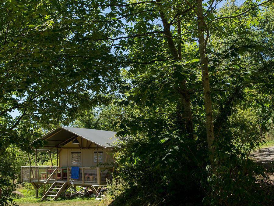 Camping Domaine de La Serre - Safarizelt 5 personen - Zelt Safari Woodlodge 59m² / 2 Zimmer - überdachte Terrasse (eigene Sanitäranlagen) in Aigues-Vives (Ariège), Ariège