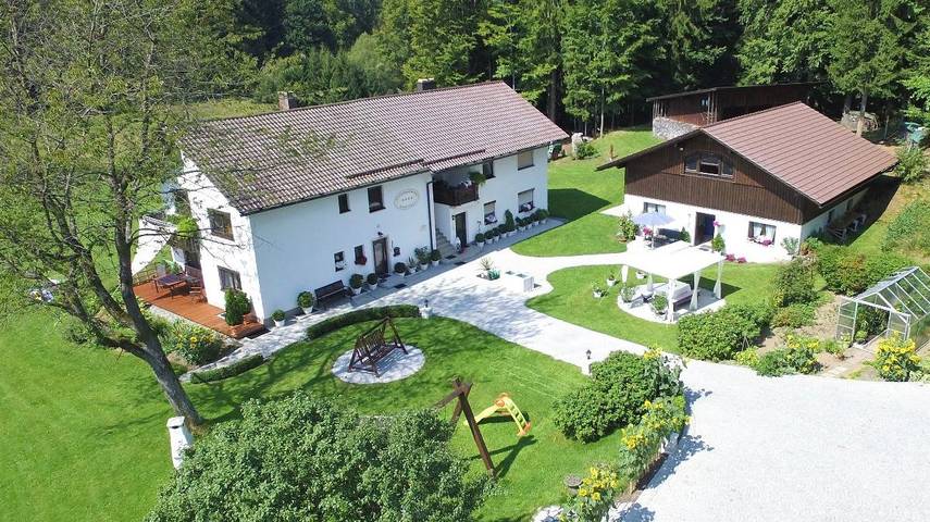 Ferienwohnung für 4 Personen, mit Balkon und Balkon/Terrasse sowie Terrasse und Garten