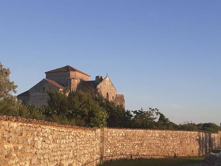 Gîte pour 6 personnes, avec jardin ainsi que piscine et jacuzzi, adapté aux familles à Barzan - 4