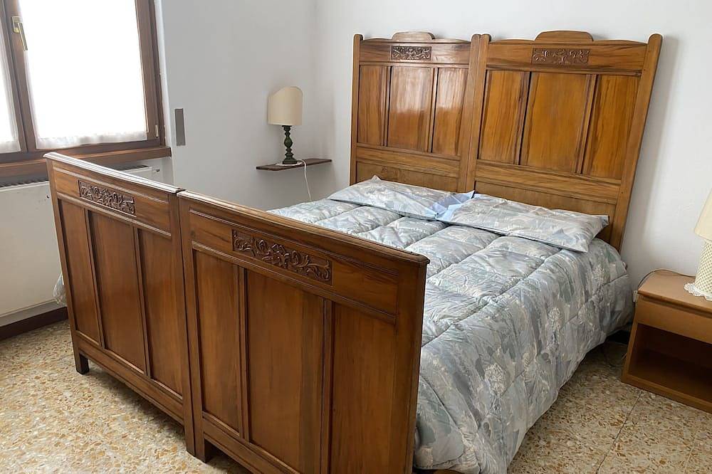 House for 4 people, private parking for 2 cars, 5' by car from Como in Lipomo, Brianza