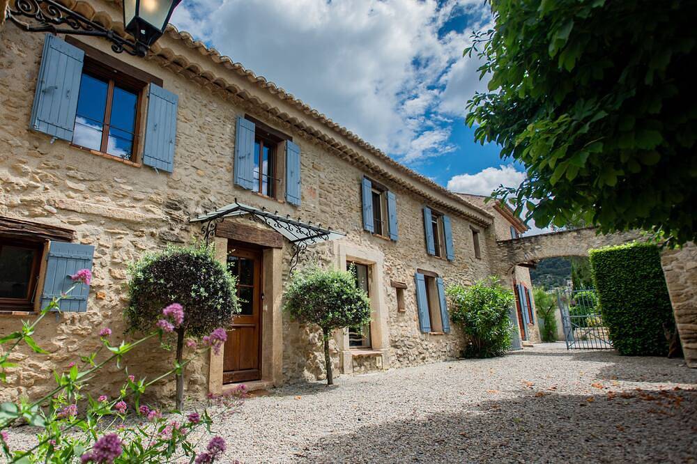 Characteristic country house with A/C and a pool in Séguret, Vaucluse
