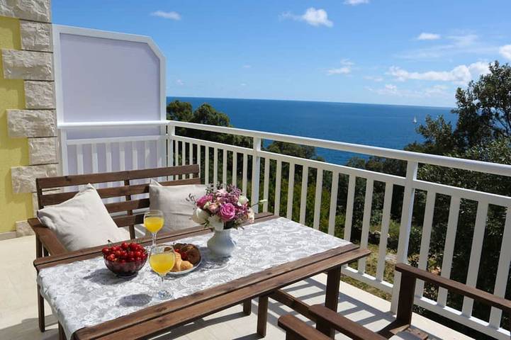 Villa for 2 people, with balcony and hot tub in Cavtat