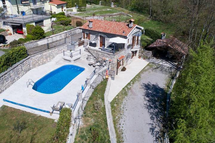 Ferienhaus für 6 Personen, mit Balkon und Whirlpool sowie Terrasse und Garten