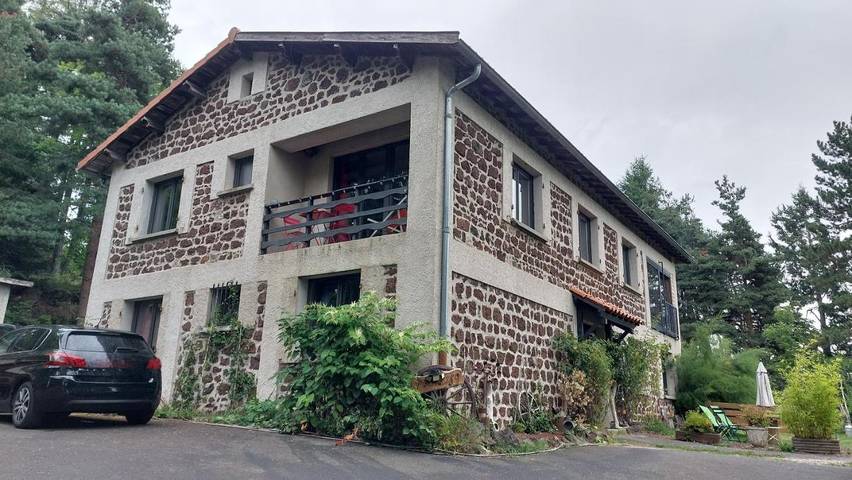 Location de vacances pour 7 personnes, avec jardin ainsi que vue et sauna à Allègre