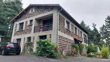 Gîte pour 6 personnes, avec jardin ainsi que jacuzzi et sauna à Allègre