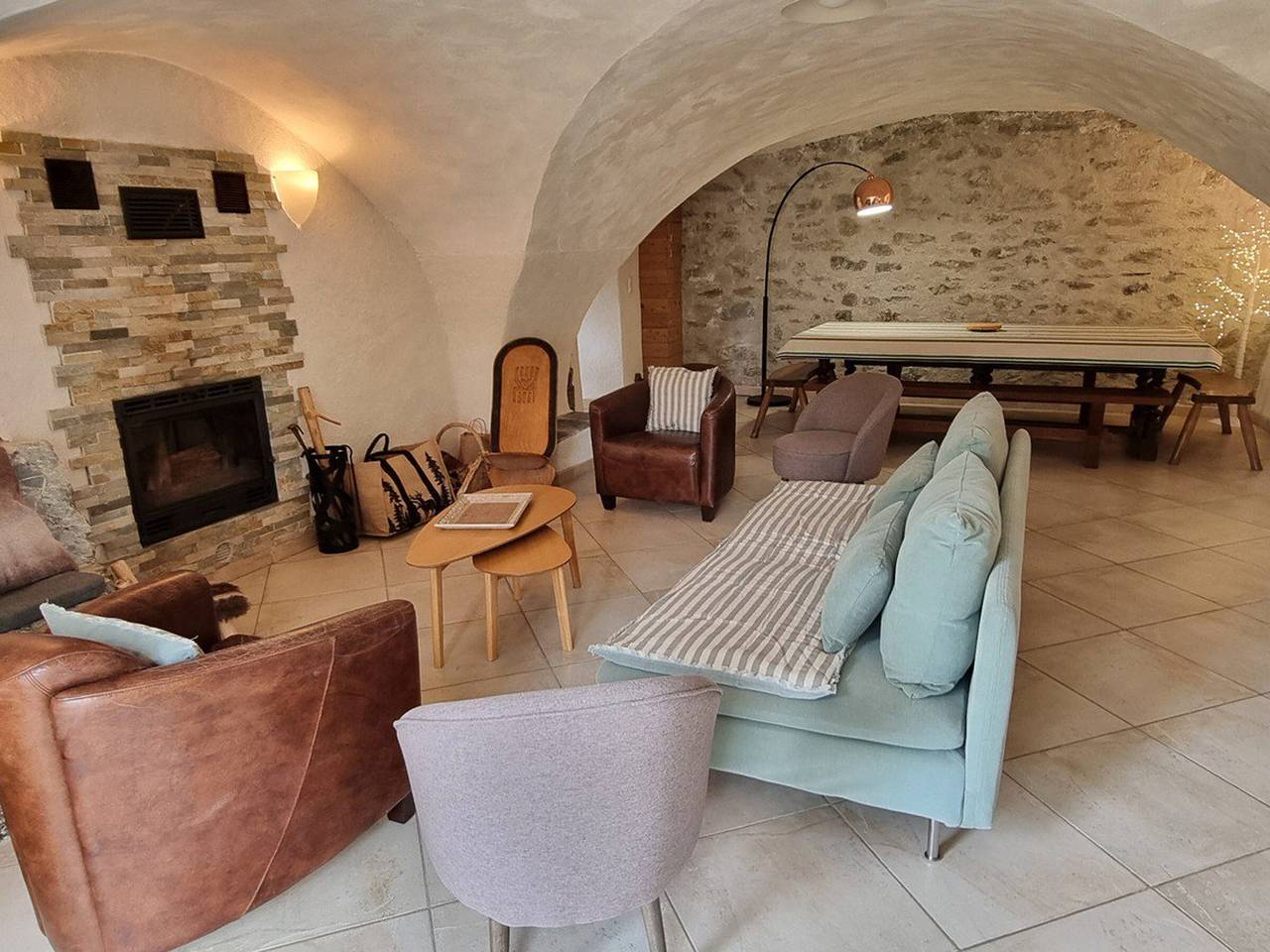 Ganze Wohnung, Geräumiges Chalet für 12 in Vars mit Kamin und Garten in Vars (station de ski), Vars