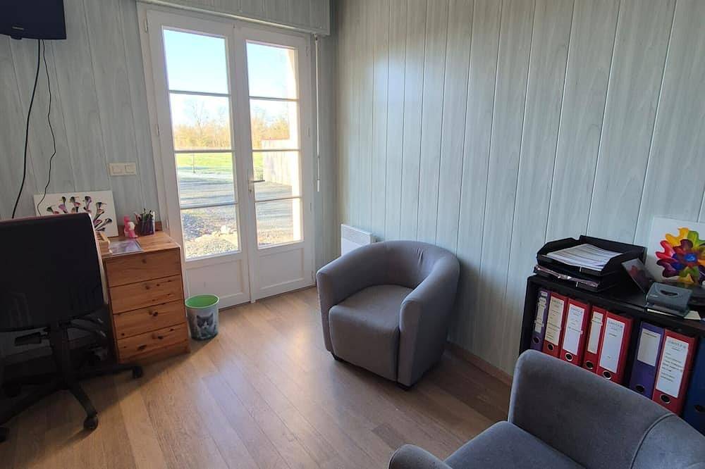 Les Loges Guest Room with Shared Terrace, Communal Garden and Wi-Fi in Luçon, Fontenay-le-Comte