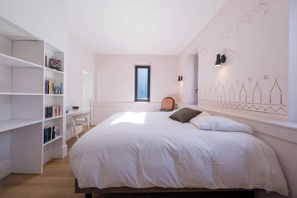 Spacious, bright room in a medieval tower. Shared space on ground floor. in Saint-Jean-de-Maurienne, Región de Saint-Jean-de-Maurienne