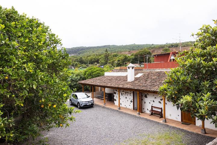 Rural Escape w/Teide Views, BBQ & Pet-Friendly in El Tanque, Teneriffa Nord