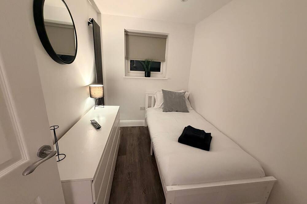 3 bed, 'Adrian Cottage' close to Warner Bros, M25, M1. Comes with private gym in Abbots Langley, Hertfordshire