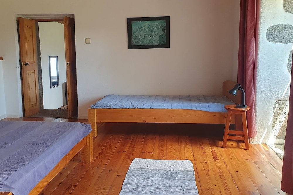 Vacaciones en una casa de campo típica de las Azores con fantásticas vistas al mar. in Cedros, Faial