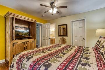 Log Cabin for 6 Guests in Gatlinburg, Sevier County, Picture 2