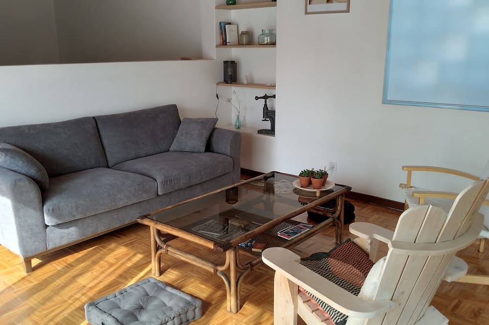 House with enclosed garden for seaside vacations in Locmiquélic, Côte des Mégalithes
