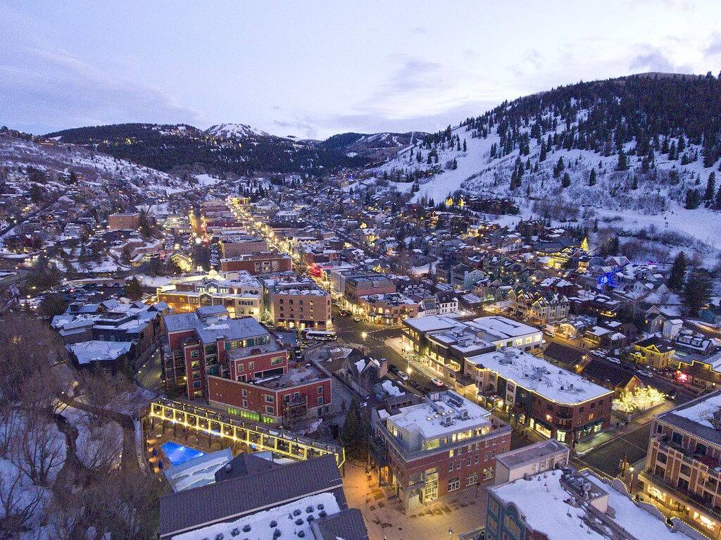 Mountain villa - ski access 50 yards away - private hot tub in Uinta Wasatch Cache National Forest