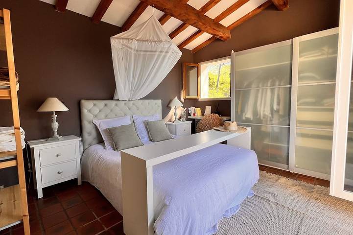 2 km from the beach, villa with a pool, air conditioning, and a beautiful ocean view in La Ciotat, Marseille region