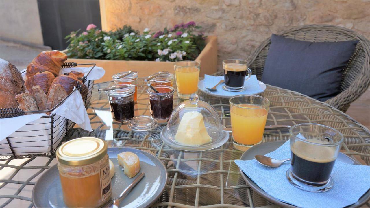L'Ostal Saint Hilaire d'Ozilhan - Bed & Breakfast in Saint-Hilaire-d'Ozilhan, Région de Nîmes