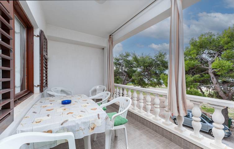 Ganze Ferienwohnung, Gemütliches Apartment mit Meerblick, Terrasse, WLAN und direktem Zugang zum Strand in Općina Sveti Filip i Jakov, Zadar