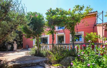 Gîte pour 8 personnes, avec jardin ainsi que piscine et terrasse à Rochefort-du-Gard