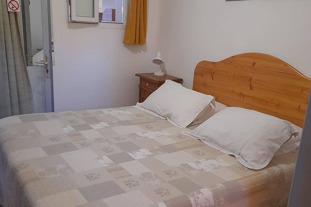 Entire apartment, Gîtes \"Chez Cécile\" in Lagnes, Vaucluse, in the countryside. in Lagnes, Parc naturel régional du Luberon