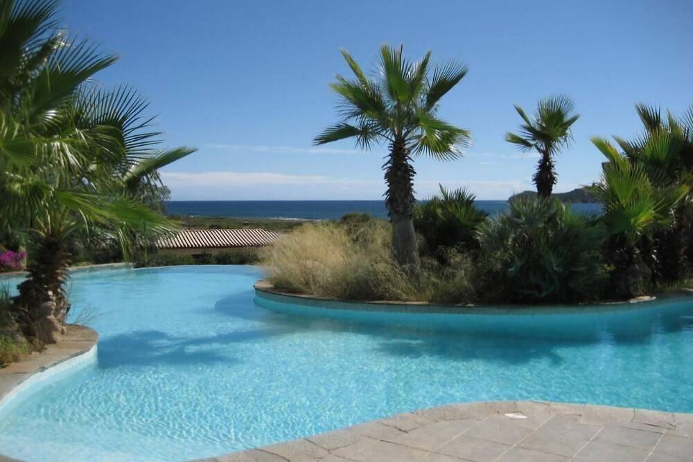 Jolie villa pieds dans l'eau vue mer | plage à 30 mètres in Zonza, Arrondissement de Sartène