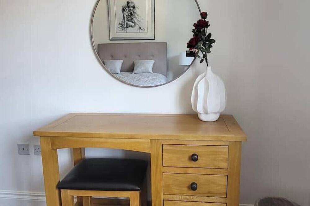 Luxury & Spacious Refurbished 3-Bed Guildford Home with Garden & London Links in Guildford, Surrey