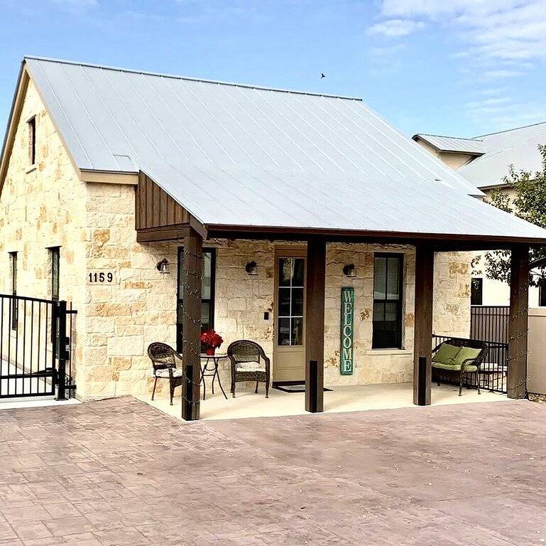 Gorgeous 2 bedroom Casita on the Guadalupe River walking distance from Gruene. in Gruene, New Braunfels