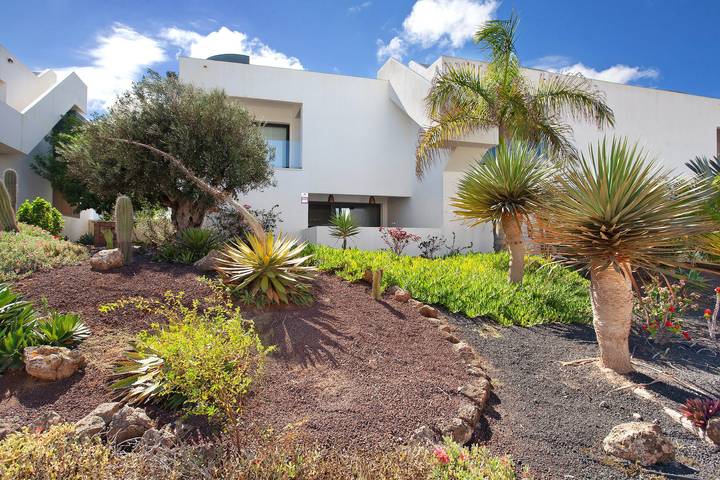 Casa de vacaciones 'The Garden Secret' con piscina compartida, terraza privada y Wi-Fi in La Oliva, Fuerteventura